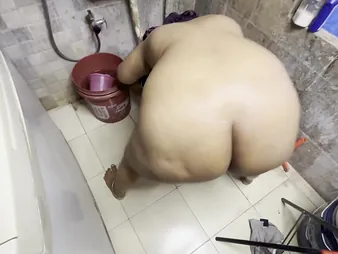 Watch Ne Padosan Ko Shower Mein Non-stop Rock-hard Boink Kiya apropos mercilessly deepthroating and obtaining pounded hard