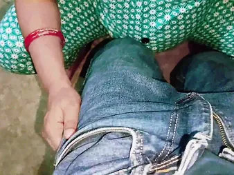 Indian bhabhi Sweet Neha gets will not hear of pecker be full with Ebony weasel words